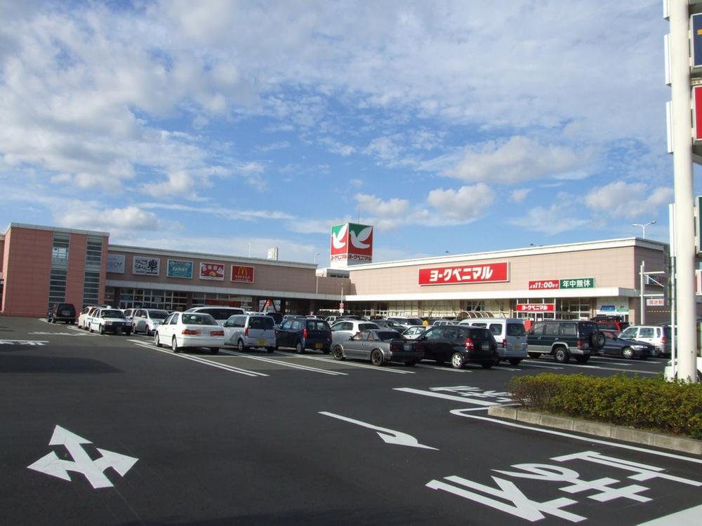 Supermarket. About 5 minutes in the 3000m car to Yorktown