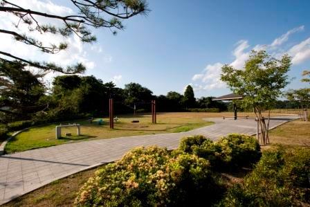park. Blue sky park   [1-10-14] It is close to the park. There is a swing and a square of the tire, It is a leisurely spend park with your children.