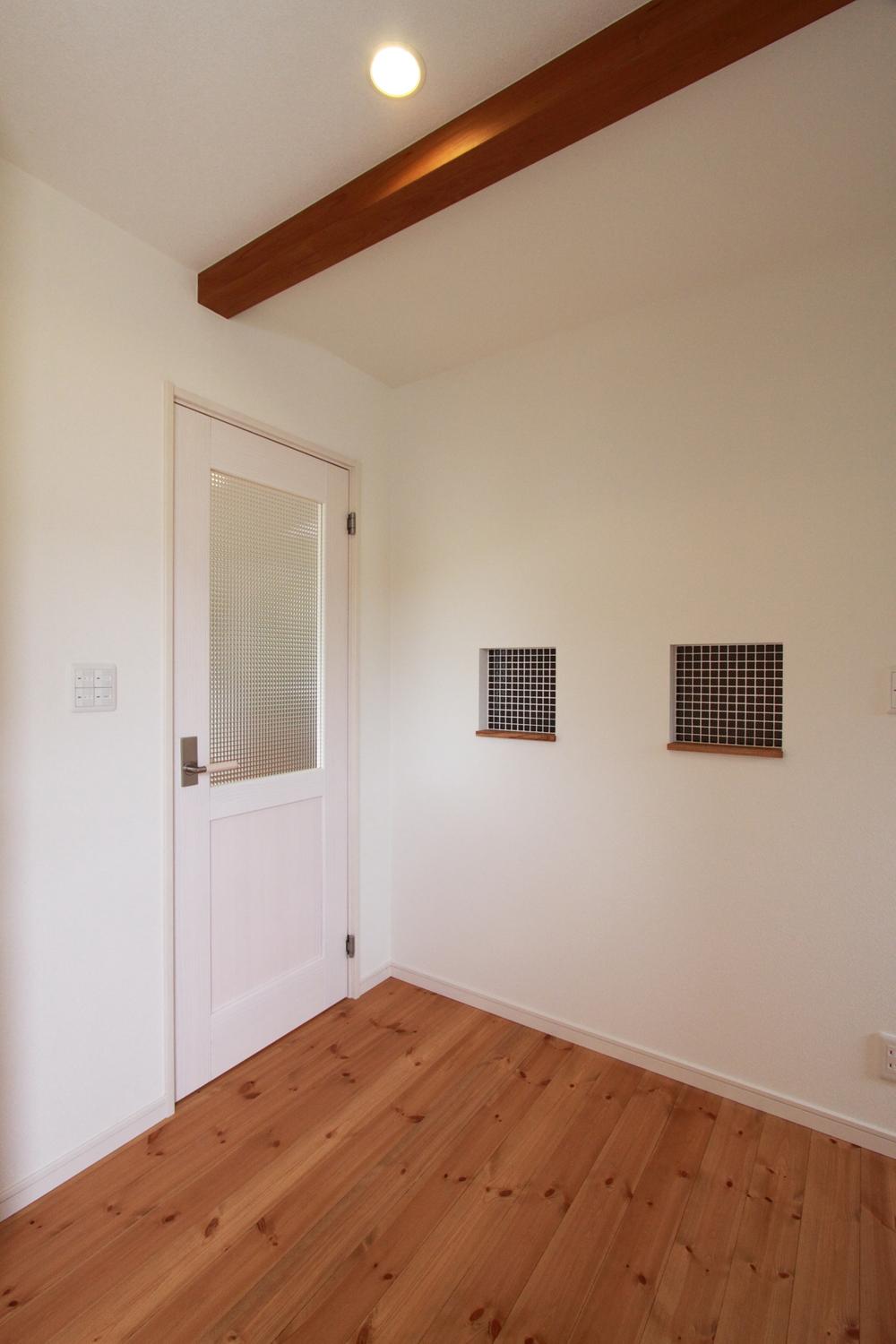 Entrance. [2-10-11] Cute entrance niche and ceiling beams in the front. As depicted in pure white campus, Why not try a niche of decoration?