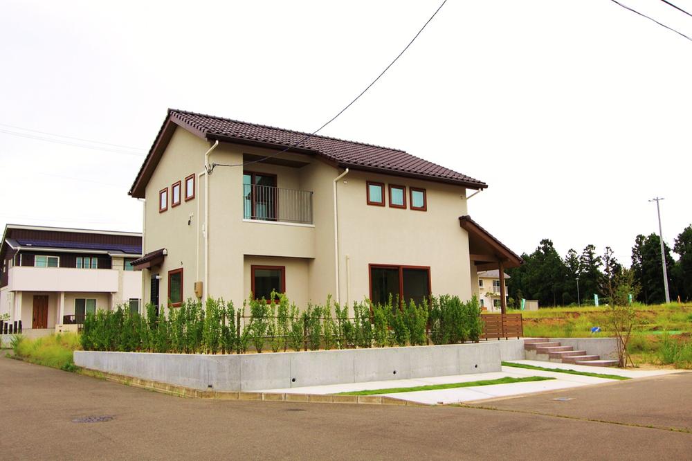 Local appearance photo. [2-10-11] Day ◎ is southwest of the corner lot. All of the living room is facing the south.