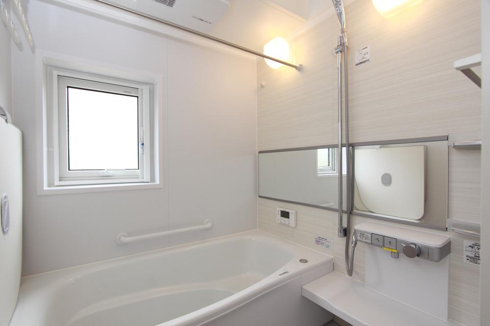 Bathroom.  [2-10-11] It was a white to keynote, It is a clean bathroom. Features, such as bathroom ventilation dryer ◎