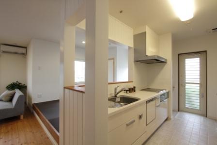 Kitchen.  [2-10-11] Kitchen with a clean sense of the white tones. Pebble tiles of the floor is also Ponto