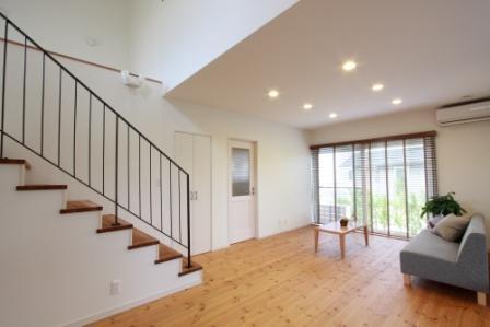 Living.  [2-10-11] South ・ West ・ From the windows facing the north, It enters firmly light, Bright LDK. Spacious LDK is, It is comfortable and welcoming space with your family everyone. 3 Pledge of underfloor storage, etc., Storage is also enhanced