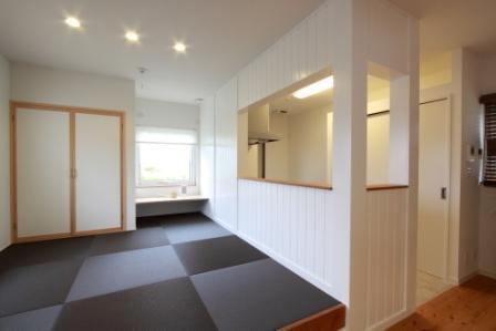 Living. [2-10-11] Tatami corner of the small up of the living room, It is ideal for afternoon nap Sunday (^_^)
