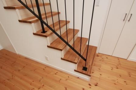 Other introspection. The first floor is the material to feel the pleasant warm Solid pine flooring. of course, Since we are using the natural paints, It is safe for small children.