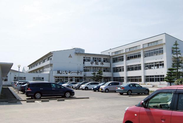Junior high school. Natori to the first junior high school 2900m (about 18 minutes by bicycle)