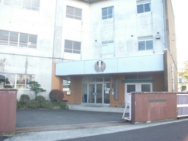 Primary school. 400m up to elementary school