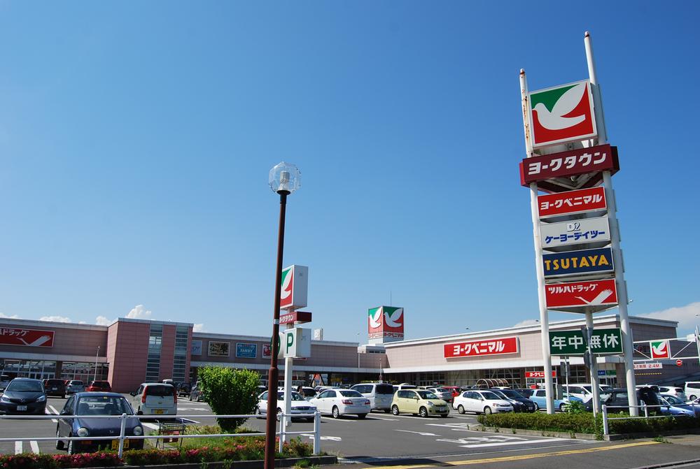 Shopping centre. 5 minutes in the 3000m car to Yorktown