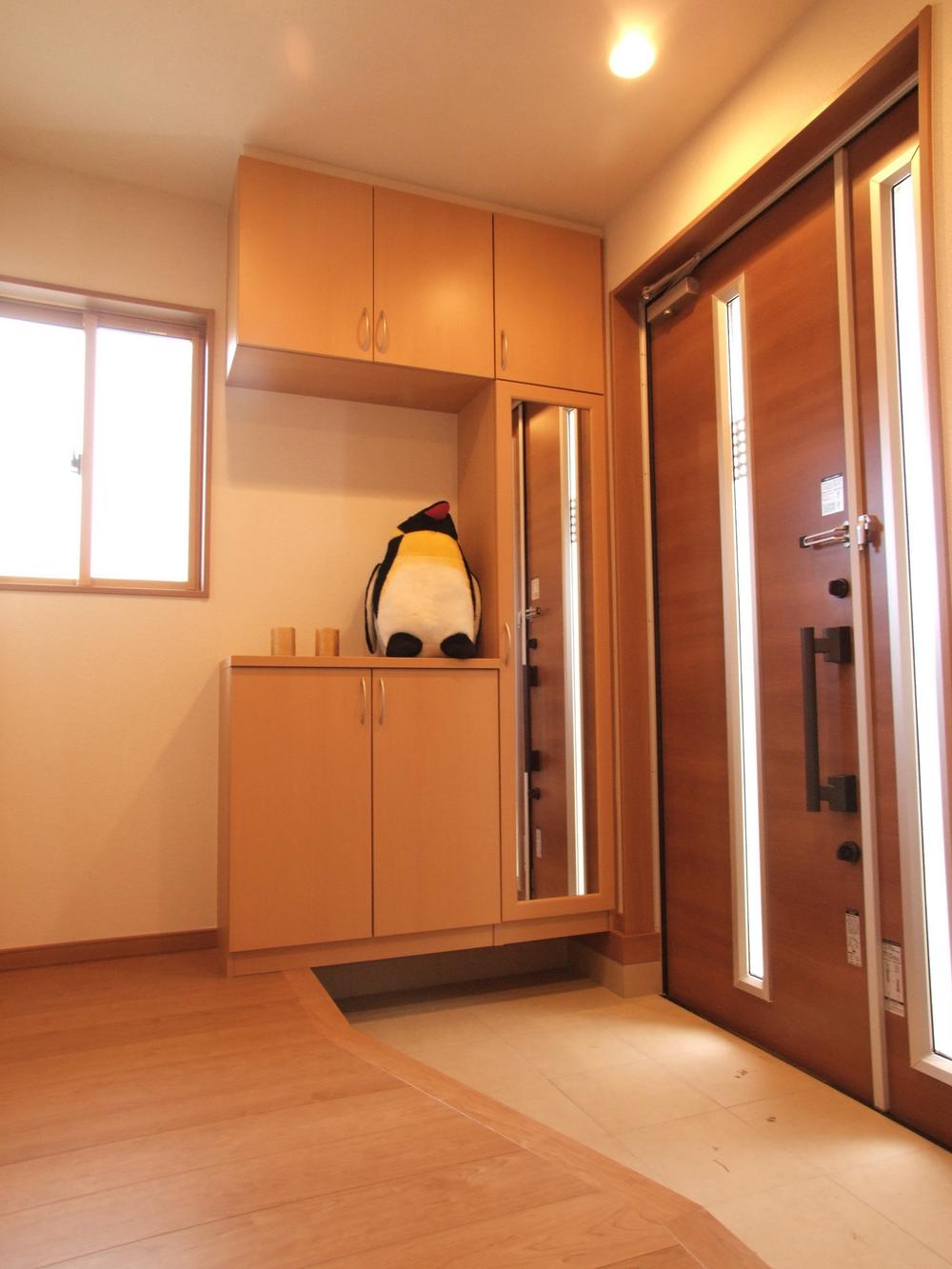 Entrance. E Building entrance / Spacious room there is entrance. The entrance is on the side with a space that can be stored stroller, etc. (2013 November shooting)