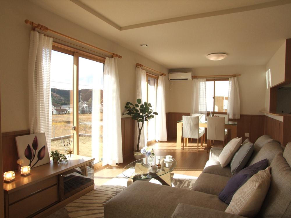 Living. Building E Living / Bright living room spacious and cozy wrapped in plenty of sunlight from the south (2013 November shooting)