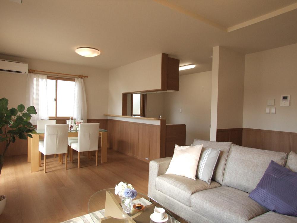 Living. Building E Living / Your family everyone is comfortable and welcoming spacious living 19.8 Pledge (2013 November shooting)