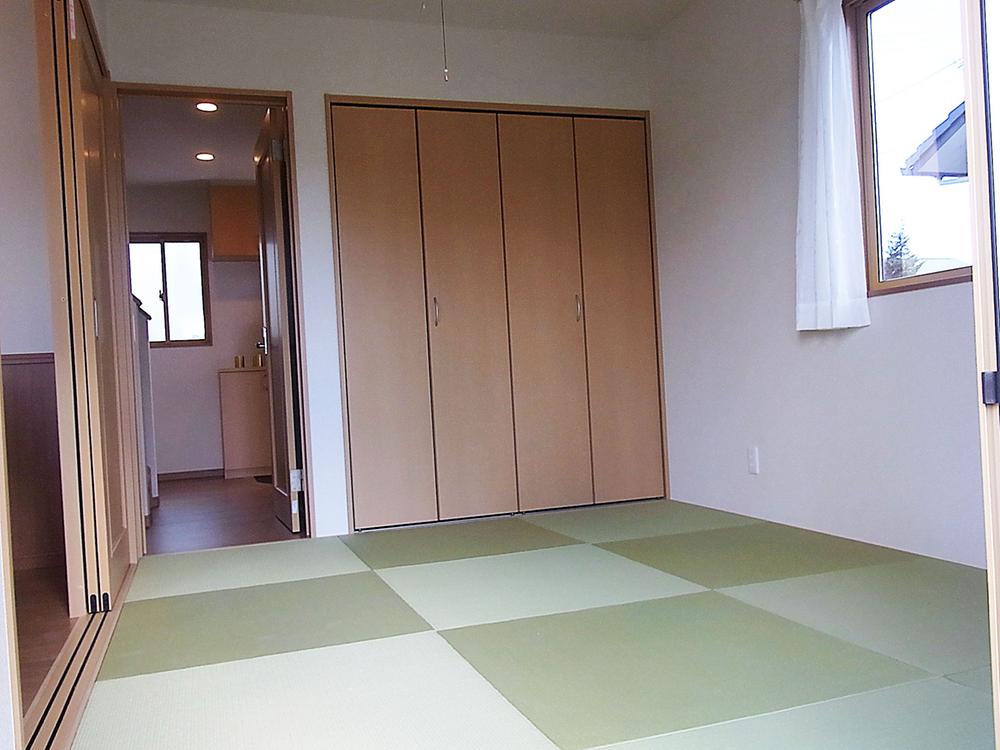Non-living room. Japanese-style room / Convenient Japanese-style room in a variety of applications (2013 November shooting)