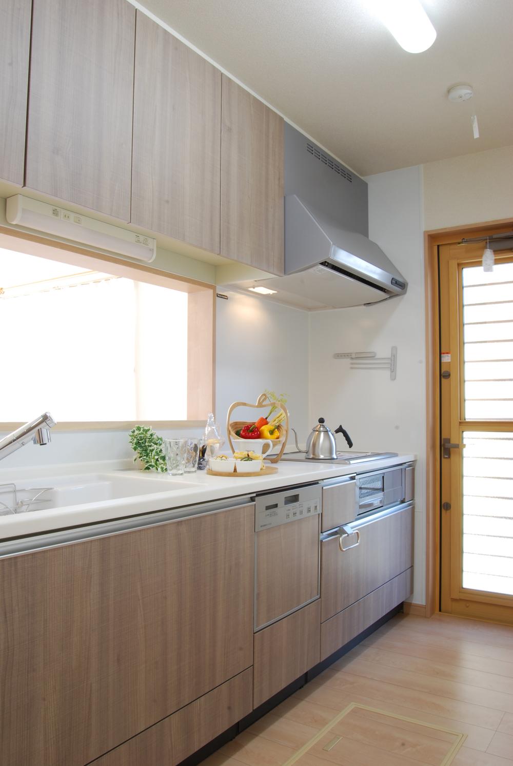 Kitchen. Building C Kitchen / Face-to-face kitchen where you can enjoy a conversation with your family, even while cooking (December 2013 shooting)