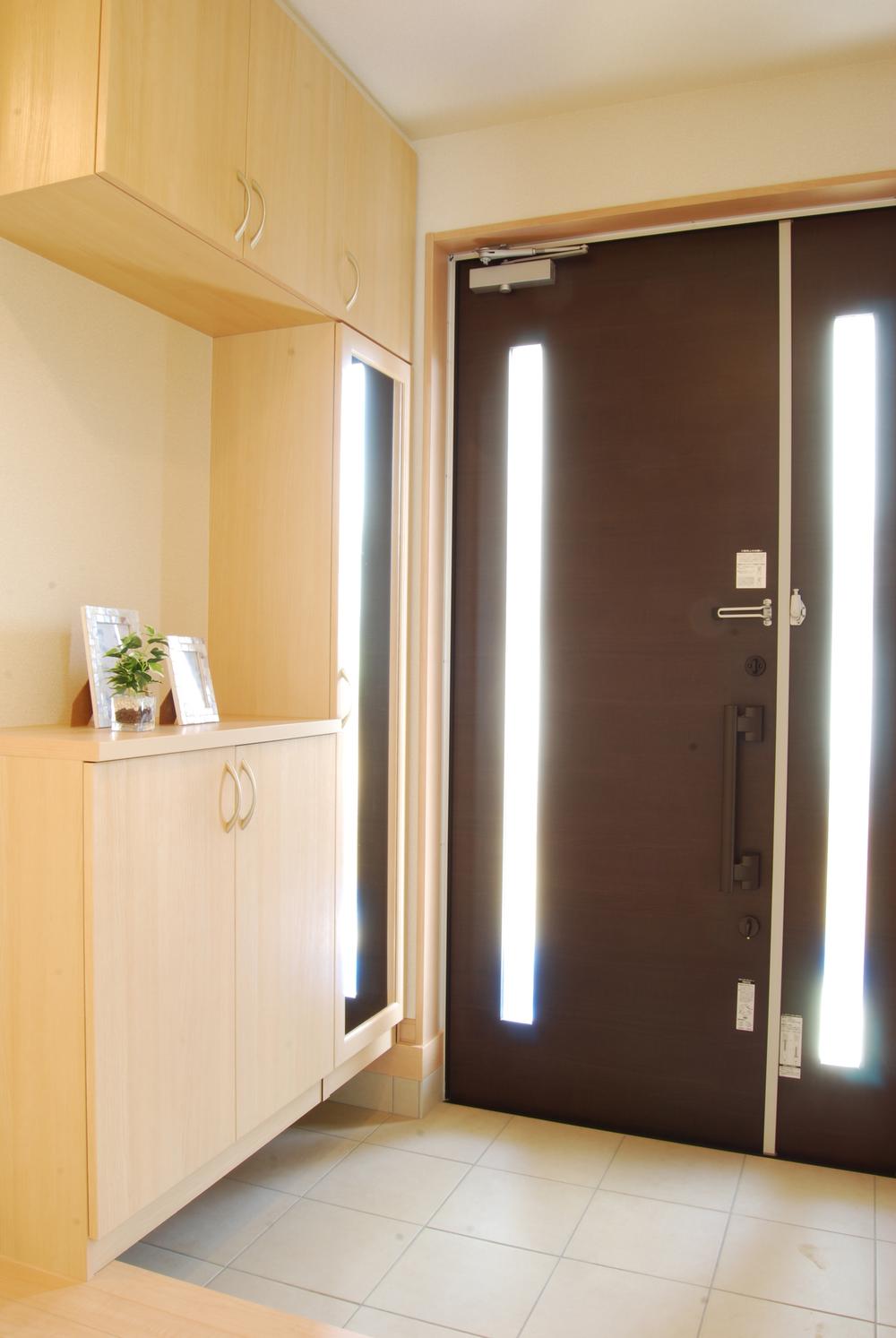 Entrance. C Building entrance / Convenient entrance closet with (December 2013 shooting)