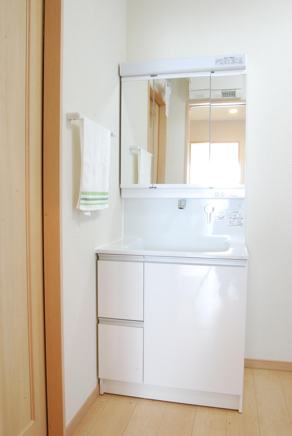 Wash basin, toilet. Building C washstand / (December 2013 shooting)