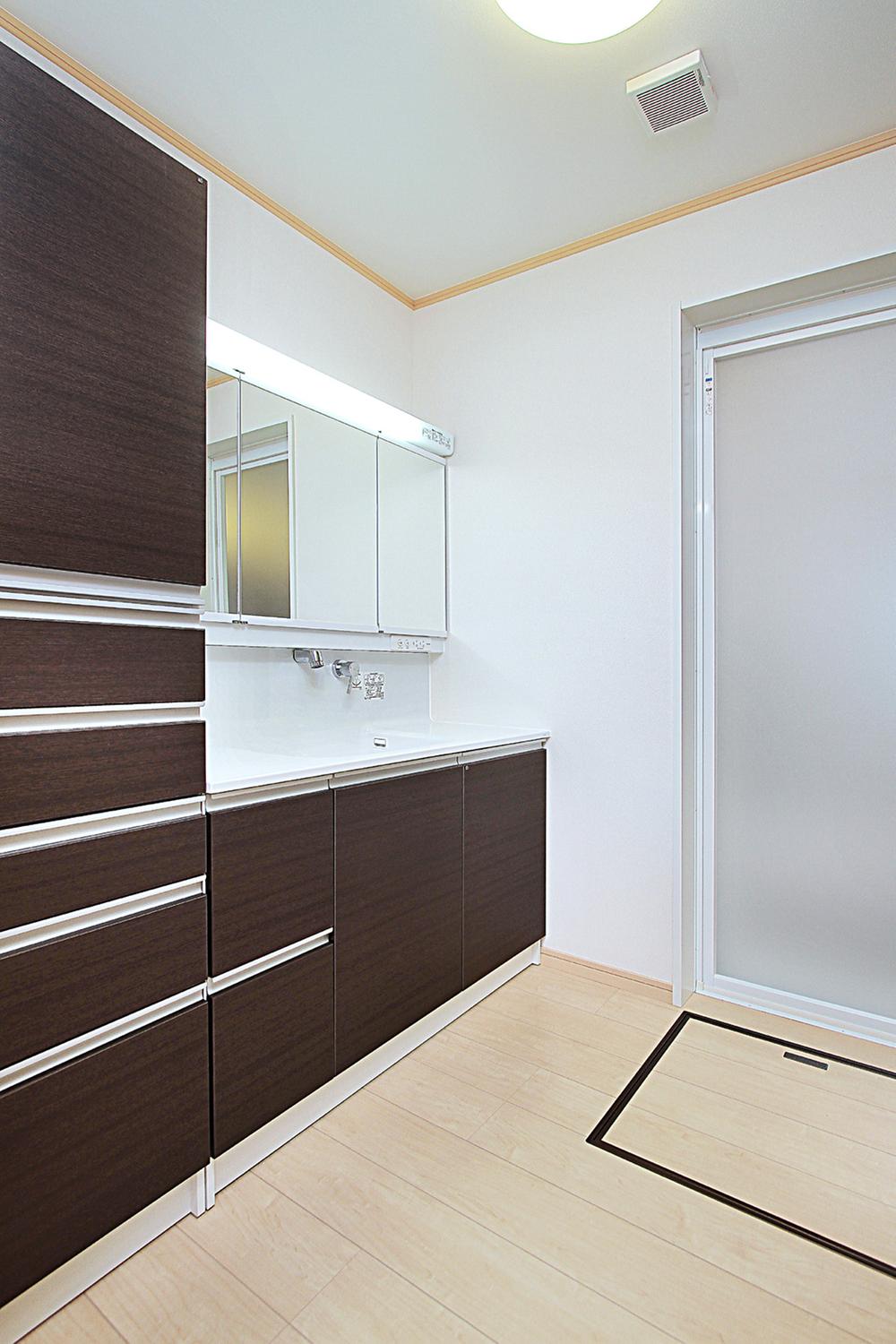 Wash basin, toilet. (2013 / 7 / 30 shooting)