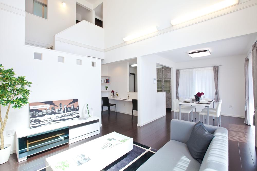 Same specifications photos (living). Atmosphere overlooking the stairs to the living room upstairs with large Fukinuki impressive 57-11 Building room (September 2013) Shooting