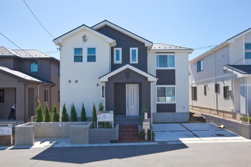 Local appearance photo. Simple modern appearance living Fukinuki summarized in the white and black two-tone color, With veranda Japanese-style room, etc. attractions packed 57-11 Building (September 2013) Shooting