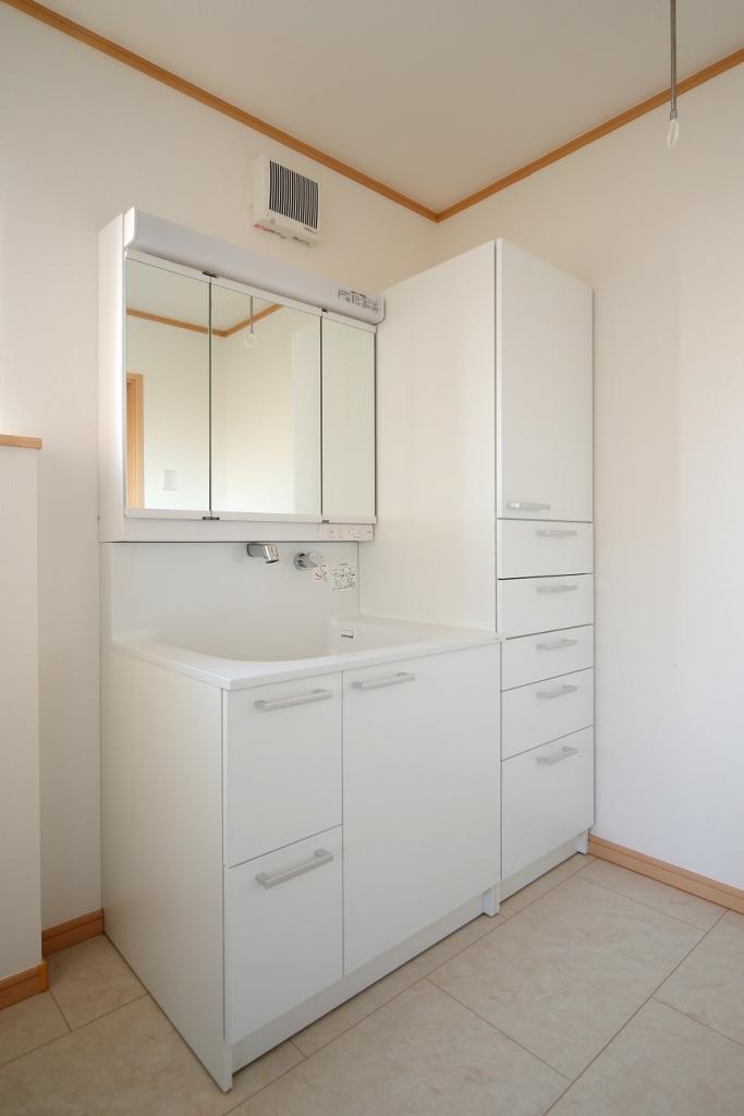 Wash basin, toilet.  ■ Ltd. Katie ready-built specification example