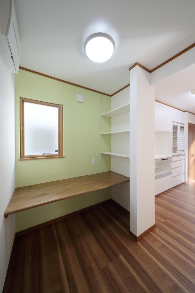 Other introspection.  [Love of Du 2-19-5] Behind the house there is a housekeeping room to achieve a wife of private space but also with pantry of large capacity.