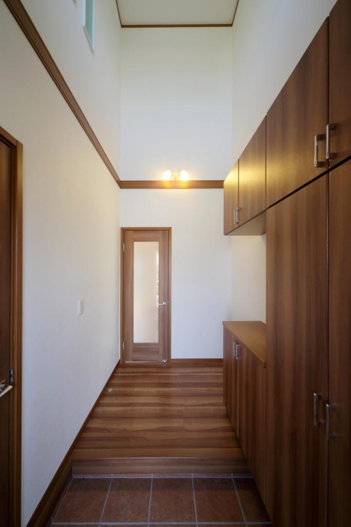 Entrance.  [Love of Du 2-19-5] Open-minded entrance with atrium, Also, There is also a storage and a shoe box storage in the front door entrance is perfect!