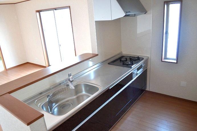 Same specifications photo (kitchen). Same specifications Quiet sink has greatly reduce the sound and tableware sound around the splashing of water fitted with a damping material on the back side of the sink bottom. Also Serapaneru is wallpaper material of antibacterial specifications clean keep the kitchen wall with a simple care (^ 0 ^) / Water purifier on earth