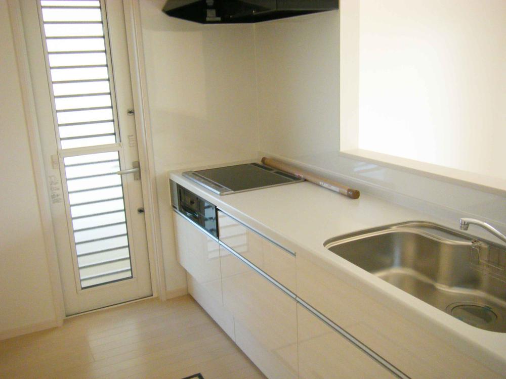 Kitchen. Face-to-face kitchen that can housework while conversing with family! Air is also clean and IH cooking heater that does not use fire.