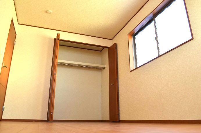 Non-living room. Same specifications Second floor room