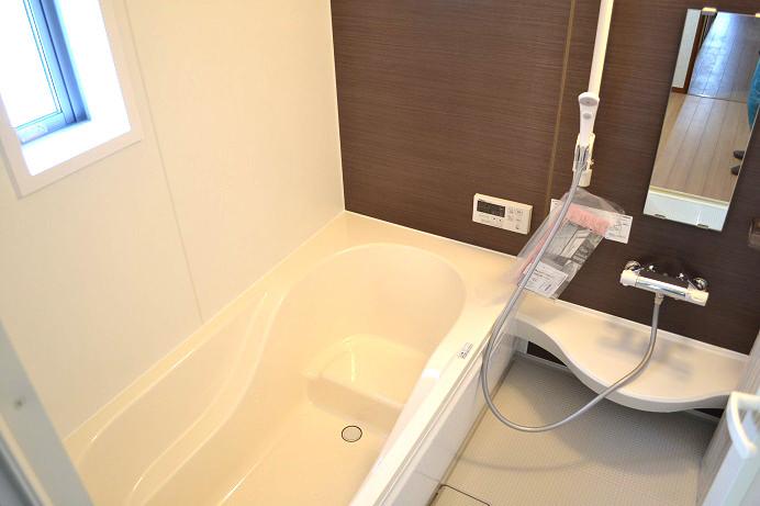 Bathroom. Same specifications Support armrest, Support flange, When Ya rises, It is easy to grasp shape when in and out of the bathtub. Clean wall insulation dirt hardly marked with scratches. And rust worry does not have any. It does not leave a big water droplets