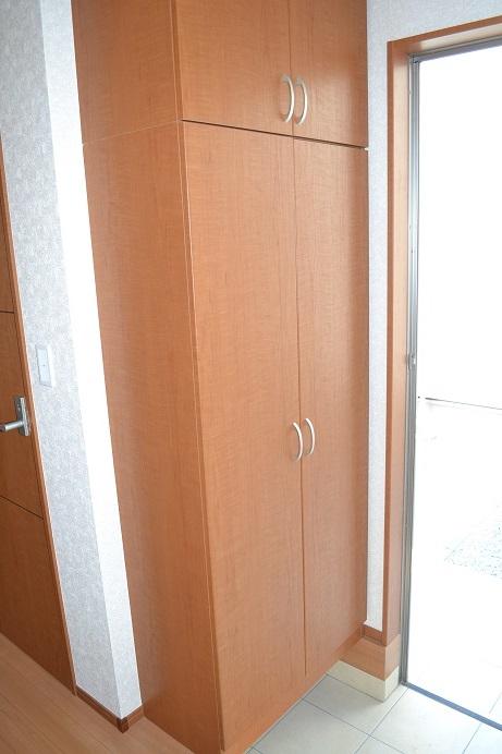 Entrance. Same specifications Entrance