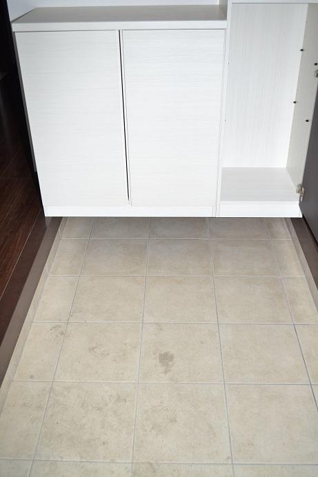 Entrance. Same specifications Shoes cloak