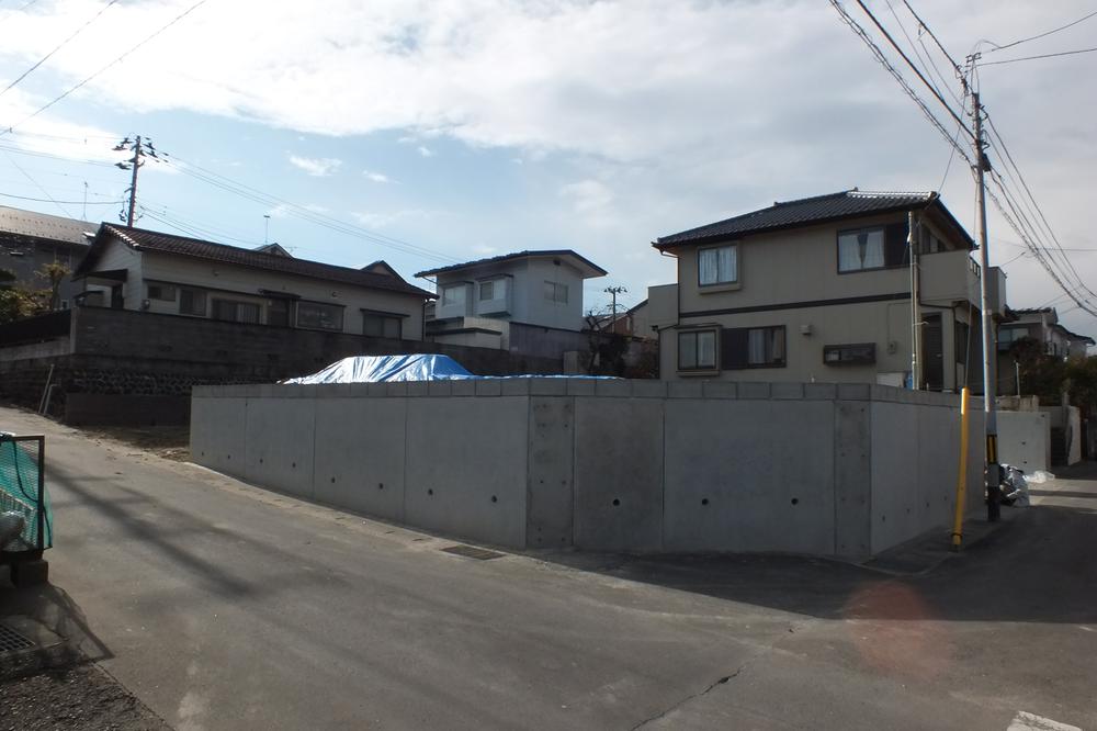 Local photos, including front road. Local (11 May 2013) Shooting