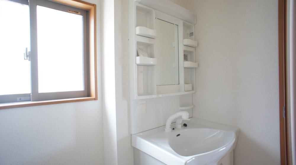 Wash basin, toilet. Same specifications Photos