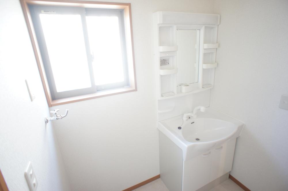 Wash basin, toilet. Same specifications Photos