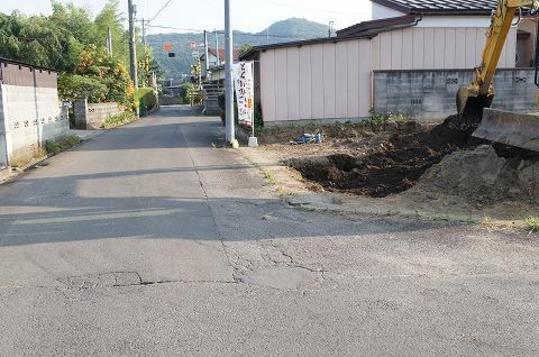 Local appearance photo. Frontal road