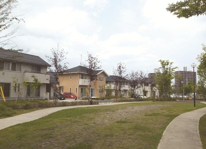 Sale already cityscape photo. There is a "Odawara Aoba town park" of the total length of about 300 meters in the town, 110 species also of plants and natural stone masonry arranged, It has brought the natural moisture and peace.