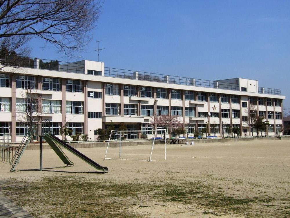 Primary school. Kitasendai until elementary school 660m