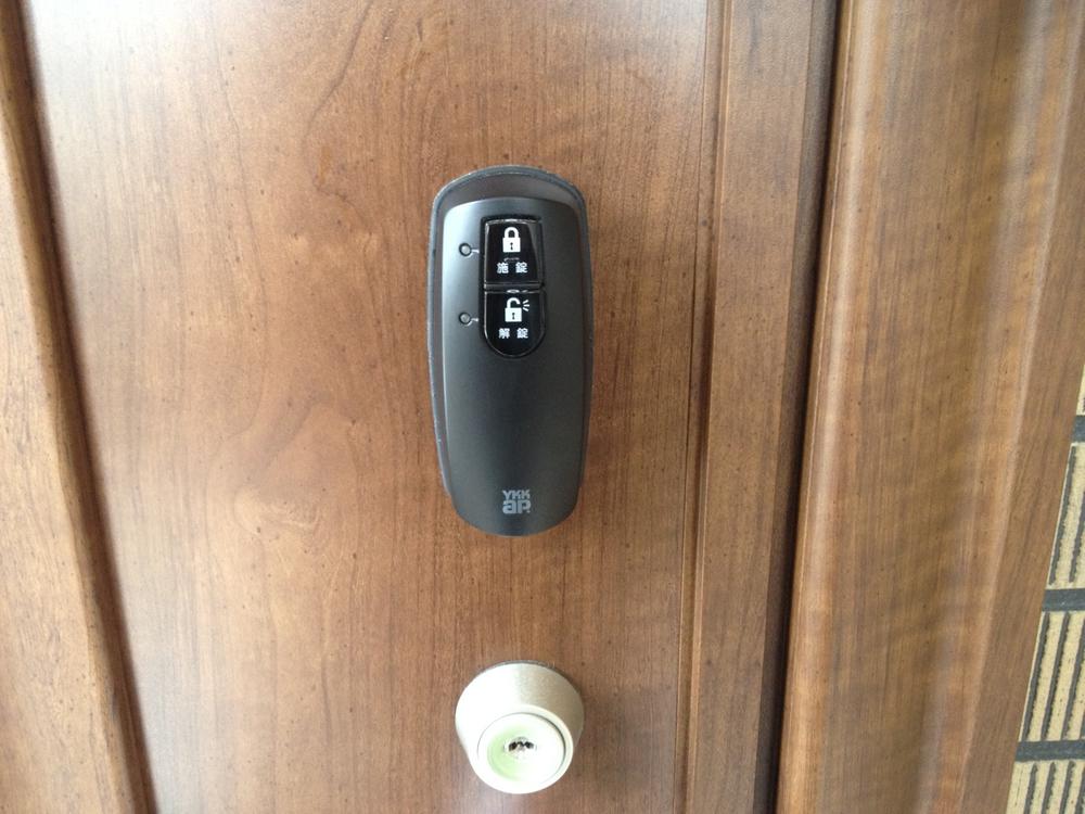 Other Equipment. The remote control key wearing can be locked and unlocked by simply touching the button. Sash is aluminum resin composite sash, Window Low-E glass composite (insulation type) is a standard specification