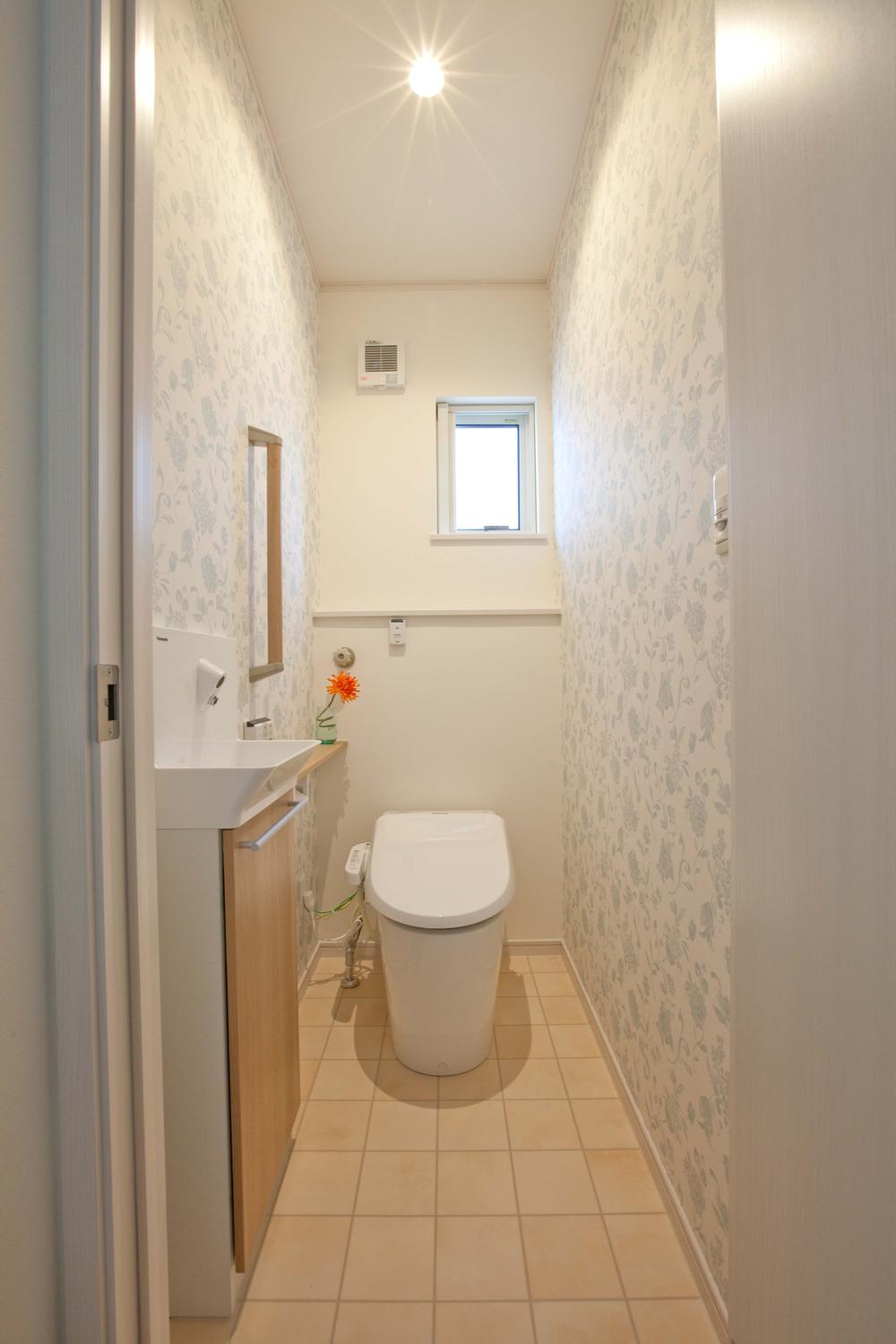 Toilet. Children reach the height of the automatic hand-washing counter with toilet (4-11-14) / Indoor (April 2013) Shooting