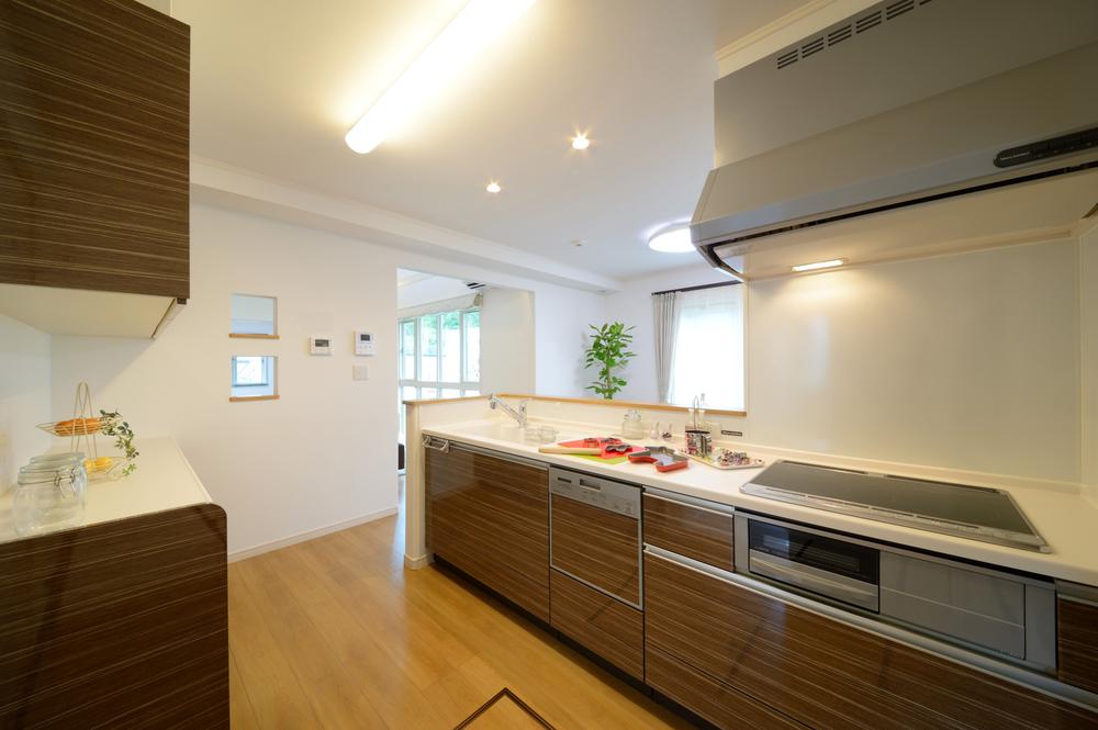 Kitchen. Happy housework flow line to Mom. Enhancement also housed in the pantry or cupboard / Room (August 2013) Shooting