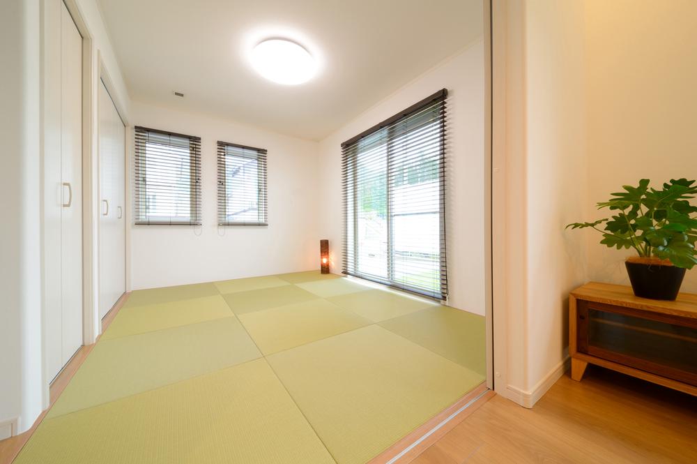Non-living room. Japanese-style room also worked as a nap space and guest room of a child / Room (August 2013) Shooting