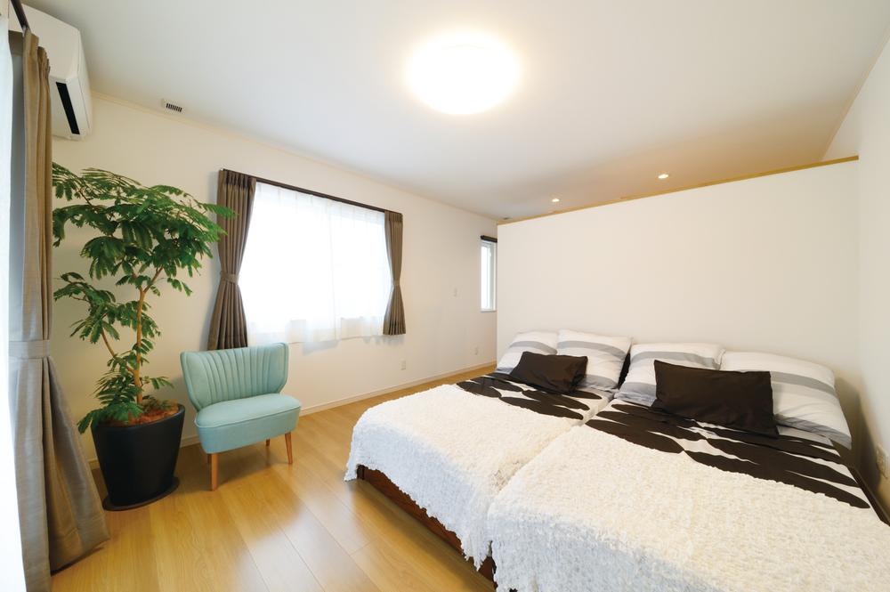 Non-living room. Also housed a lot in the spacious master bedroom of mom and dad put a king-size / Room (August 2013) Shooting