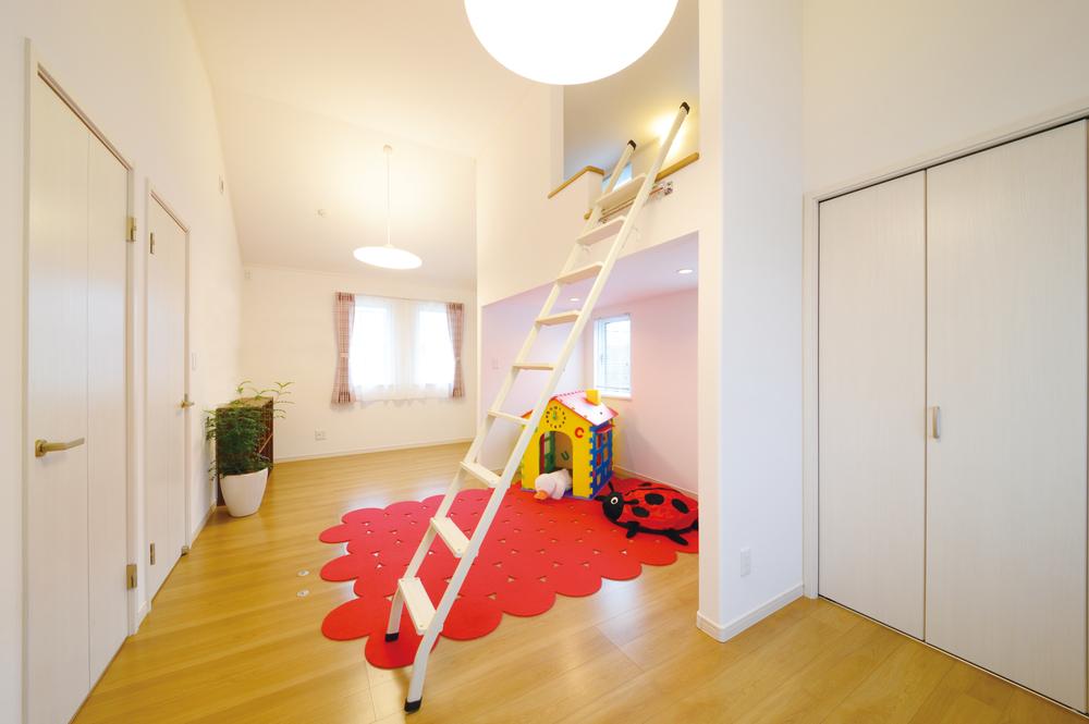 Non-living room. Spacious loft, such as a secret base to nurture children's creativity / Room (August 2013) Shooting