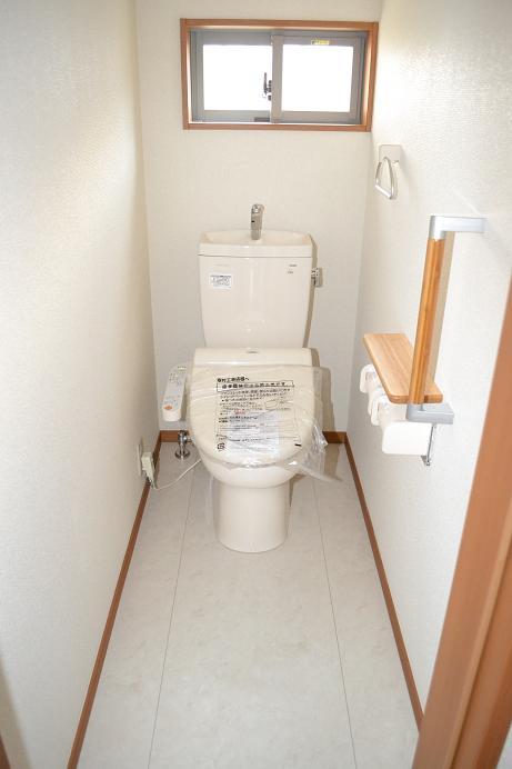 Toilet. Same specifications Bidet ・ Bidet ・ Auto power deodorizing ・ Seat sensor ・ Heating toilet seat ・ Toilet seat and lid soft closure ・ Timer power saving ・ Random power-saving ・ Toilet seat and lid one-touch detachable ・ Nozzle cleaning function ・ antibacterial