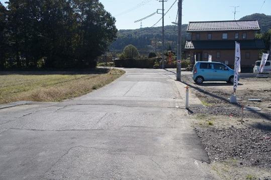 Local photos, including front road. Frontal road