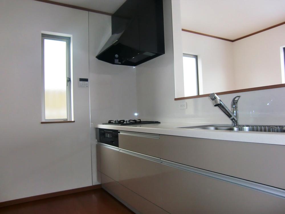 Kitchen. With under-floor storage