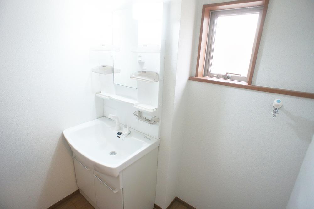 Wash basin, toilet. Same specifications Photos