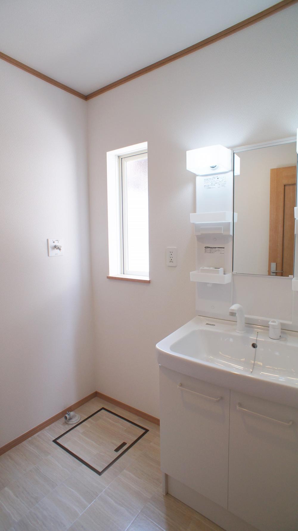 Wash basin, toilet. Same specification example