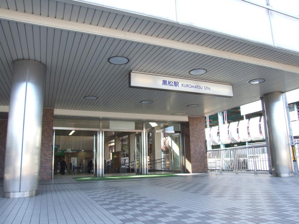 station. 1650m Metro "black pine" station