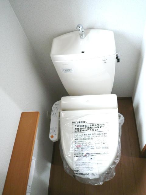 Toilet. ● same specifications ●